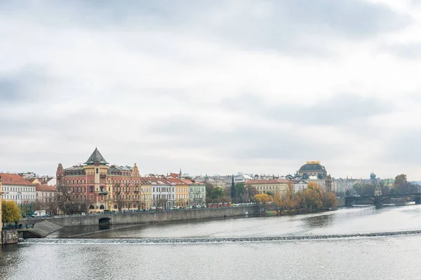 Vltava river Architecture of the ancient European city of Prague — Stock Photo, Image