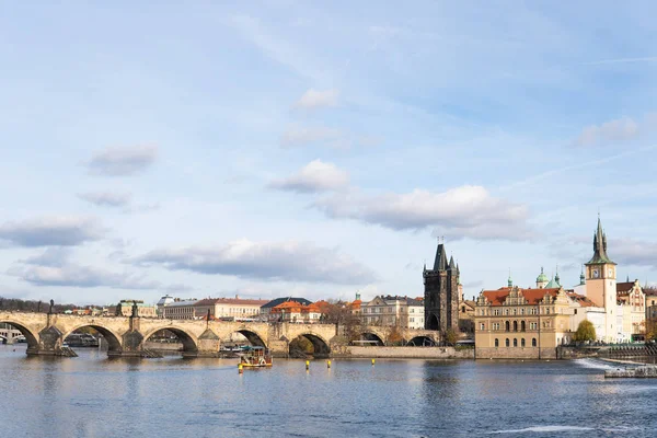 Praga, República Checa. Puente de Carlos (Karluv Most) Old Town Tower —  Fotos de Stock