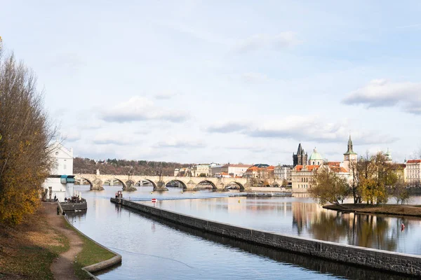 Prague, Tsjechië. Karelsbrug (Karluv Most) oude stad toren Moldau — Stockfoto