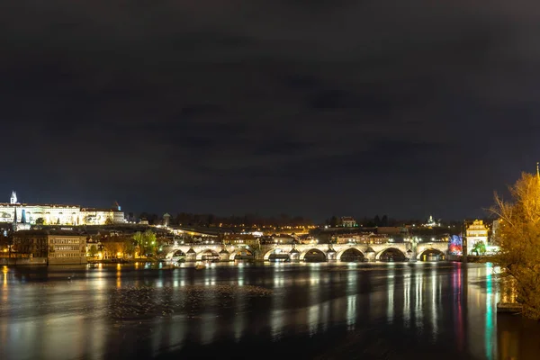 Praga, Repubblica Ceca. città notte Ponte Carlo (Karluv Most) Torre della Città Vecchia fiume Moldava — Foto Stock