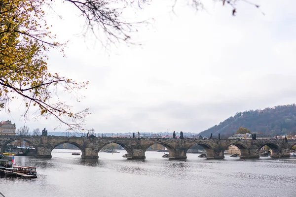 Πράγα, Τσεχία. Γέφυρα Καρόλου (Karluv Most) παλιά πόλη Πύργος Μολδάβα ποταμού — Φωτογραφία Αρχείου
