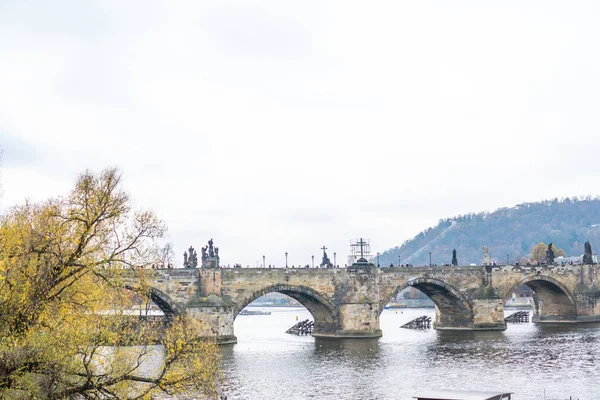 Praha, Tsekin tasavalta. Kaarlen silta (Karluv Most) Vanhankaupungin torni Vltava joki — kuvapankkivalokuva