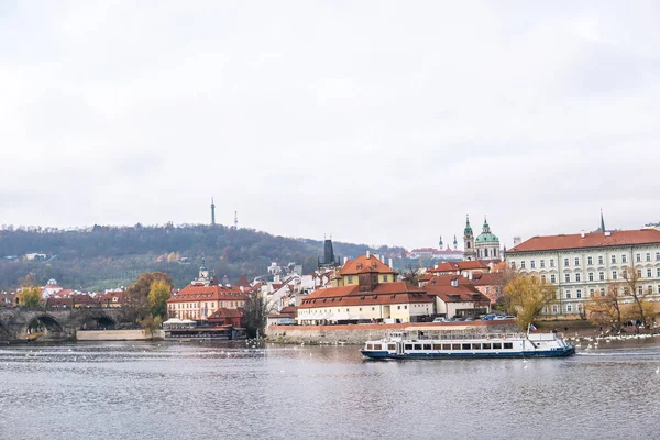 Castelo de Praga e Catedral de São Vito Vista panorâmica, República Checa. Rio Vltava — Fotografia de Stock