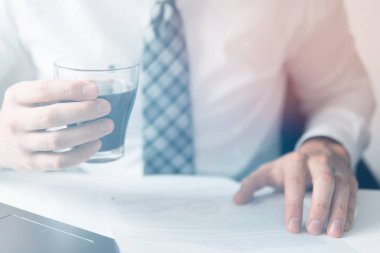 Belgelerle çalışma iş adamı. Office iş kavramı. Telefonu kapatın. Beyaz arka plan. Gönderen e-posta, hareket eden telefon. Sabah kahve ışık sızıntıları