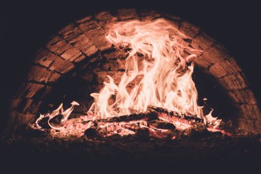 Bir yanan fırında pişirme kavramları. Yakın çekim. Fırında yangın. Kömürlerin pizza. Koyu arka plan. dostum renk