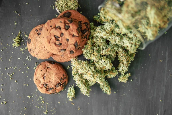 Cookie-kat, a kannabisz és a rügyek, a marihuána, az asztalon. Másolja a hely fogalmának kannabisznövény főzés. — Stock Fotó