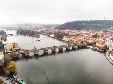 Hava dron görünümü Prag, Çek Cumhuriyeti. Charles Köprüsü (Karluv çoğu) eski şehir Kulesi Vltava Nehri