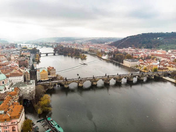 Vista aérea del dron Praga, República Checa. Puente de Carlos (Karluv Most) Ciudad Vieja Torre del río Moldava —  Fotos de Stock