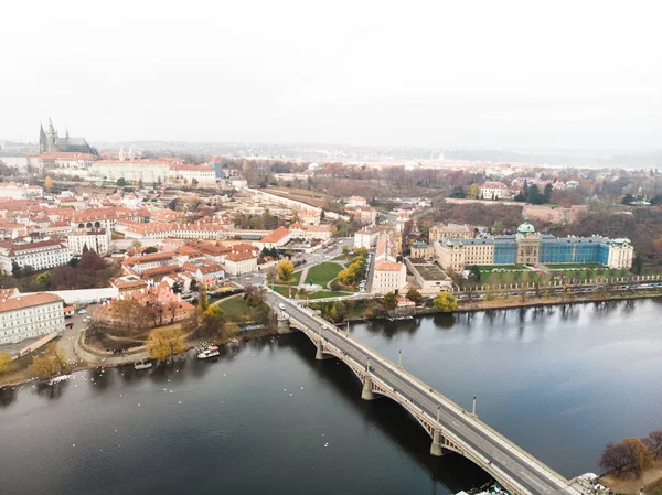 Letecká dron pohled Vltavy architektura starověkého Evropského města Prahy — Stock fotografie