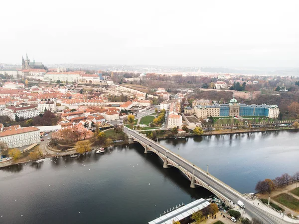 Drone антена вид на річку Влтаву архітектури стародавнього Європи в Празі — стокове фото