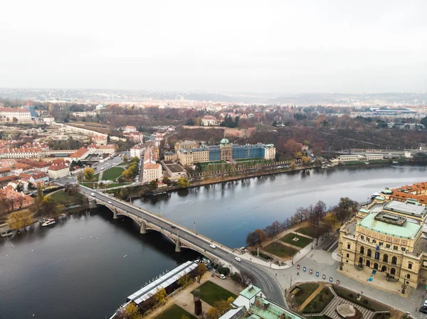 Letecká dron pohled Vltavy architektura starověkého Evropského města Prahy — Stock fotografie