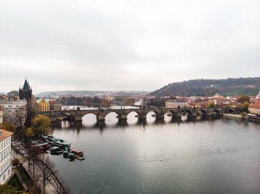 Hava dron görünümü Prag, Çek Cumhuriyeti. Charles Köprüsü (Karluv çoğu) eski şehir Kulesi Vltava Nehri