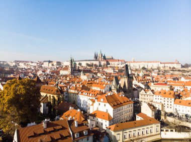 Hava dron görünümü Prag Kalesi ve Saint Vitus Katedrali panoramik görünümü, Çek Cumhuriyeti. Vltava Nehri