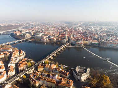 Hava dron görünümü Prag, Çek Cumhuriyeti. Charles Köprüsü (Karluv çoğu) eski şehir Kulesi Vltava Nehri