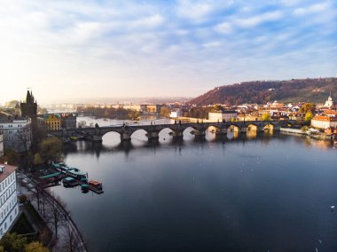 Hava dron görünümü Prag, Çek Cumhuriyeti. Charles Köprüsü (Karluv çoğu) eski şehir Kulesi Vltava Nehri