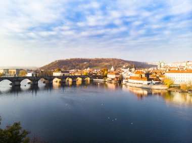 Hava dron görünümü Prag, Çek Cumhuriyeti. Charles Köprüsü (Karluv çoğu) eski şehir Kulesi Vltava Nehri