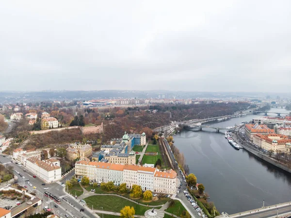 Vista aérea do drone de Praga, República Checa. Ponte Charles (Karluv Most) Torre da Cidade Velha Rio Vltava — Fotografia de Stock