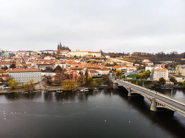 Vista aérea do drone da cidade Castelo de Praga e Catedral de São Vito Vista panorâmica, República Checa. Rio Vltava — Fotografia de Stock