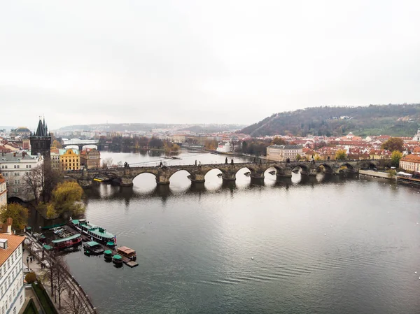 Veduta aerea drone di rague, Praga Repubblica Ceca. Ponte Carlo (Karluv Most) Torre della Città Vecchia fiume Moldava — Foto Stock