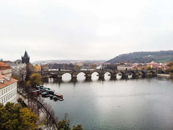 Vista aérea do drone de Praga, República Checa. Ponte Charles (Karluv Most) Torre da Cidade Velha Rio Vltava — Fotografia de Stock