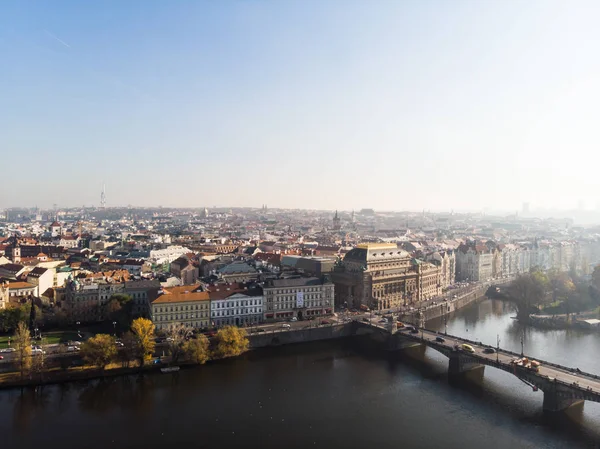 Vista aérea del dron Río Moldava Arquitectura de la antigua ciudad europea de Praga —  Fotos de Stock
