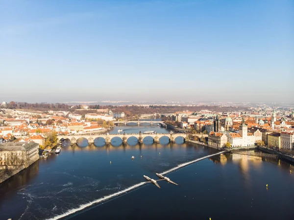 Вид с борта самолета Прага, Чехия. Карлов мост (Карлов мост) Староместская башня Влтава — стоковое фото