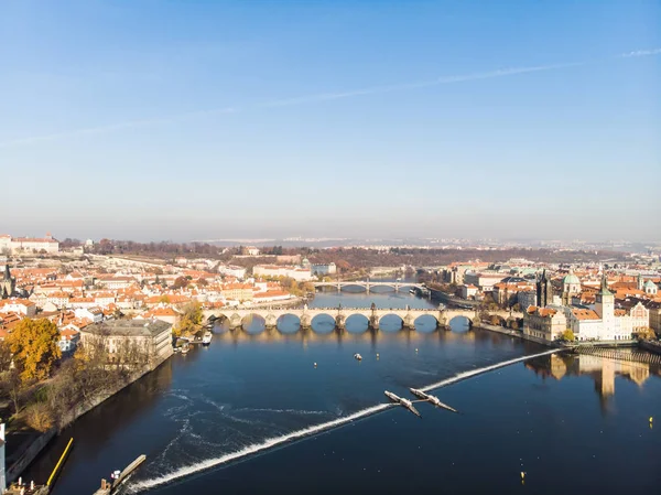 Вид с борта самолета Прага, Чехия. Карлов мост (Карлов мост) Староместская башня Влтава — стоковое фото