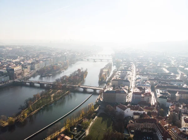 Vista aérea del dron Río Moldava Arquitectura de la antigua ciudad europea de Praga —  Fotos de Stock