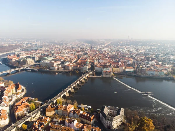 Hava dron görünümü Prag, Çek Cumhuriyeti. Charles Köprüsü (Karluv çoğu) eski şehir Kulesi Vltava Nehri — Stok fotoğraf