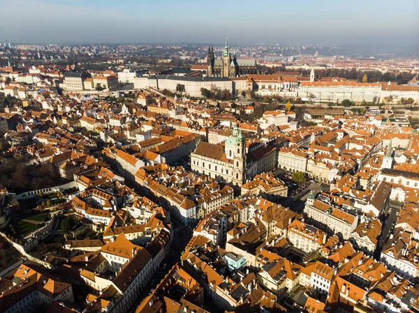 Letecká dron pohled na Pražský hrad a Saint Vitus Cathedral panoramatický pohled, Česká republika. Řeka Vltava — Stock fotografie