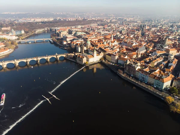 Vista aérea del dron Praga, República Checa. Puente de Carlos (Karluv Most) Ciudad Vieja Torre del río Moldava — Foto de Stock