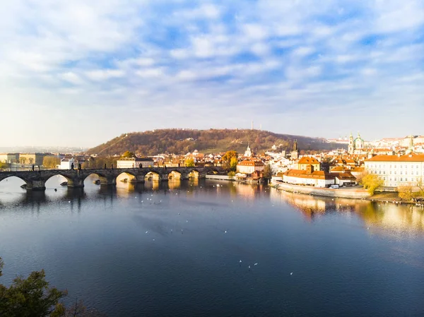 Vue aérienne sur drone Prague, République tchèque. Pont Charles (Karluv Most) Tour de la Vieille Ville Rivière Vltava — Photo