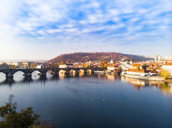 Vista aérea del dron Praga, República Checa. Puente de Carlos (Karluv Most) Ciudad Vieja Torre del río Moldava —  Fotos de Stock