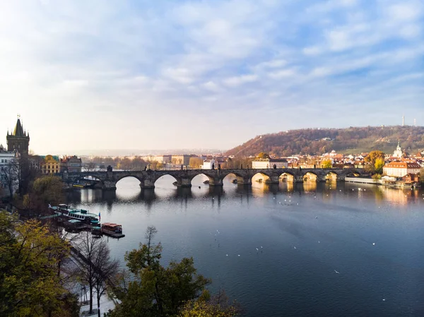 Drohnenbild aus der Luft Prag, Tschechische Republik. Karlsbrücke (Karluv most) Altstadtturm Moldau — Stockfoto