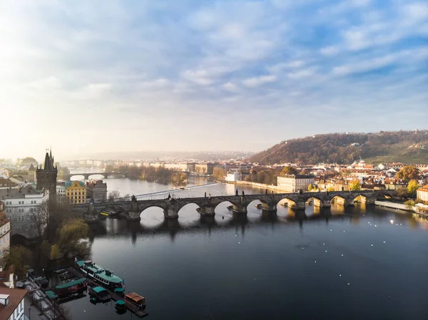 Légi drone megtekintése Prága, Cseh Köztársaság. Károly-híd (Karluv legtöbb) Old Town Tower Moldva — Stock Fotó