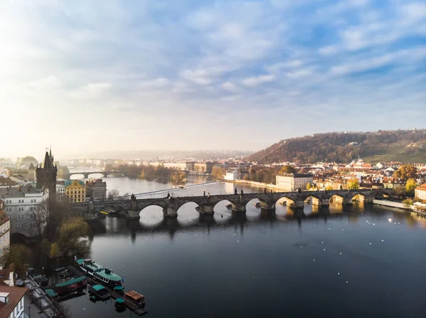 Vista aérea del dron Praga, República Checa. Puente de Carlos (Karluv Most) Ciudad Vieja Torre del río Moldava — Foto de Stock