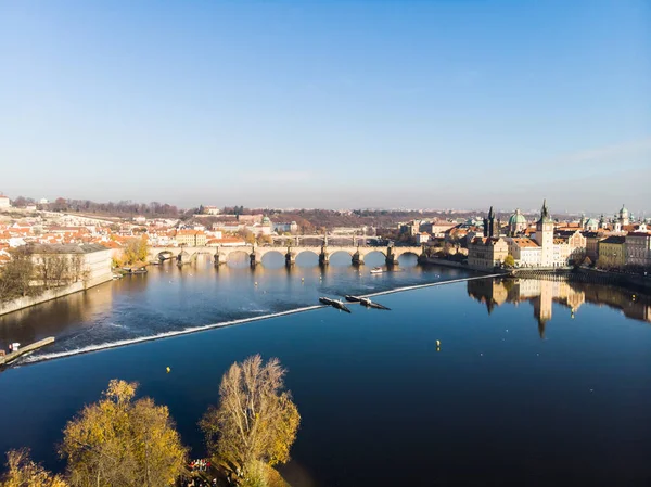 Vista aérea de drones Praga, República Checa. Ponte Charles (Karluv Most) Torre da Cidade Velha Rio Vltava — Fotografia de Stock