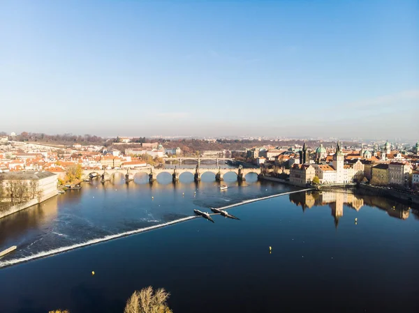 Hava dron görünümü Prag, Çek Cumhuriyeti. Charles Köprüsü (Karluv çoğu) eski şehir Kulesi Vltava Nehri — Stok fotoğraf