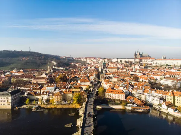 Luftaufnahme der Prager Burg und der Kathedrale des Heiligen Vitus, Tschechische Republik. Moldau — Stockfoto