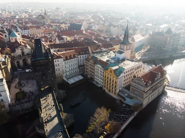 Vista aérea de drones Praga, República Checa. Ponte Charles (Karluv Most) Torre da Cidade Velha Rio Vltava — Fotografia de Stock