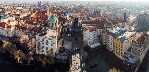 Aerial drönarvy Prag, Tjeckien. Karlsbron (Karluv Most) gamla stan Tower Vltava floden Panorama — Stockfoto