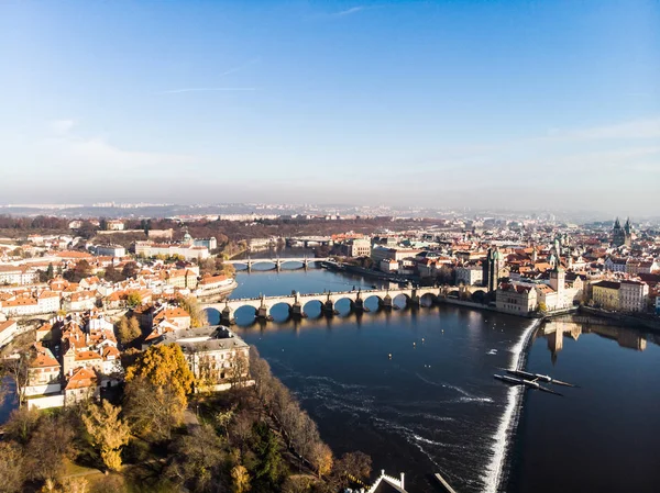 Veduta aerea drone Praga, Repubblica Ceca. Ponte Carlo (Karluv Most) Torre della Città Vecchia fiume Moldava — Foto Stock