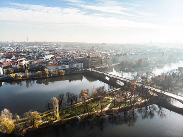 空中ドローン ビュー ヴルタヴァ川古代ヨーロッパの都市プラハの建築 — ストック写真