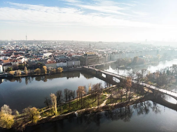 Vista aérea del dron Río Moldava Arquitectura de la antigua ciudad europea de Praga — Foto de Stock