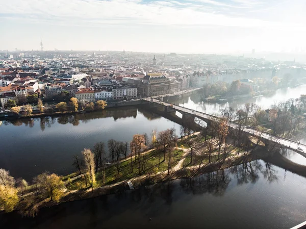 Vista aérea del dron Río Moldava Arquitectura de la antigua ciudad europea de Praga —  Fotos de Stock