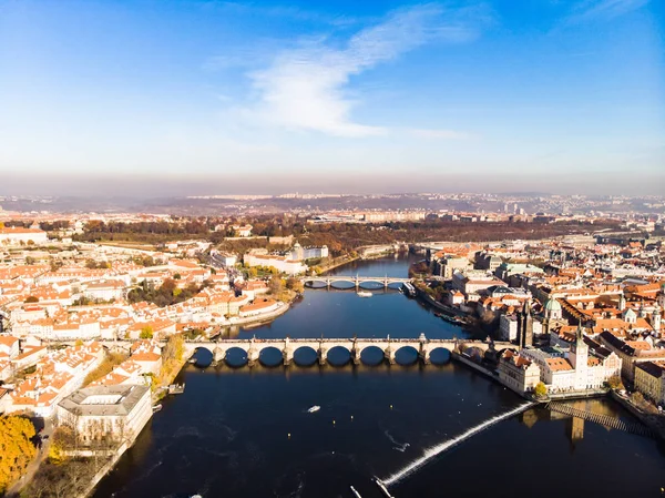 Veduta aerea drone Praga, Repubblica Ceca. Ponte Carlo (Karluv Most) Torre della Città Vecchia fiume Moldava — Foto Stock