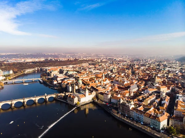 Δείτε τον εναέριο κηφήνα Πράγα, Τσεχική Δημοκρατία. Γέφυρα Καρόλου (Karluv Most) παλιά πόλη Πύργος Μολδάβα ποταμού — Φωτογραφία Αρχείου