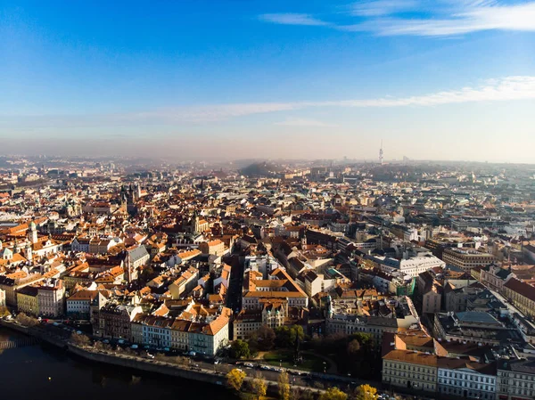 Luftaufnahme der Moldau-Architektur der antiken europäischen Stadt Prag — Stockfoto