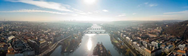 Veduta aerea drone fiume Moldava Architettura dell'antica città europea di Praga Panorama — Foto Stock