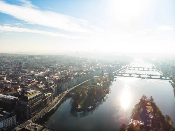 Vista aérea del dron Río Moldava Arquitectura de la antigua ciudad europea de Praga —  Fotos de Stock